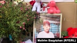 Фотография Шерзата Полата у магазина, где его убили. Талгар, 14 октября 2024 года

