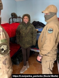 Глава російської адміністрації Ялти Яніна Павленко з російськими військовослужбовцями під час повномасштабного вторгнення РФ в Україну, лютий 2025 року