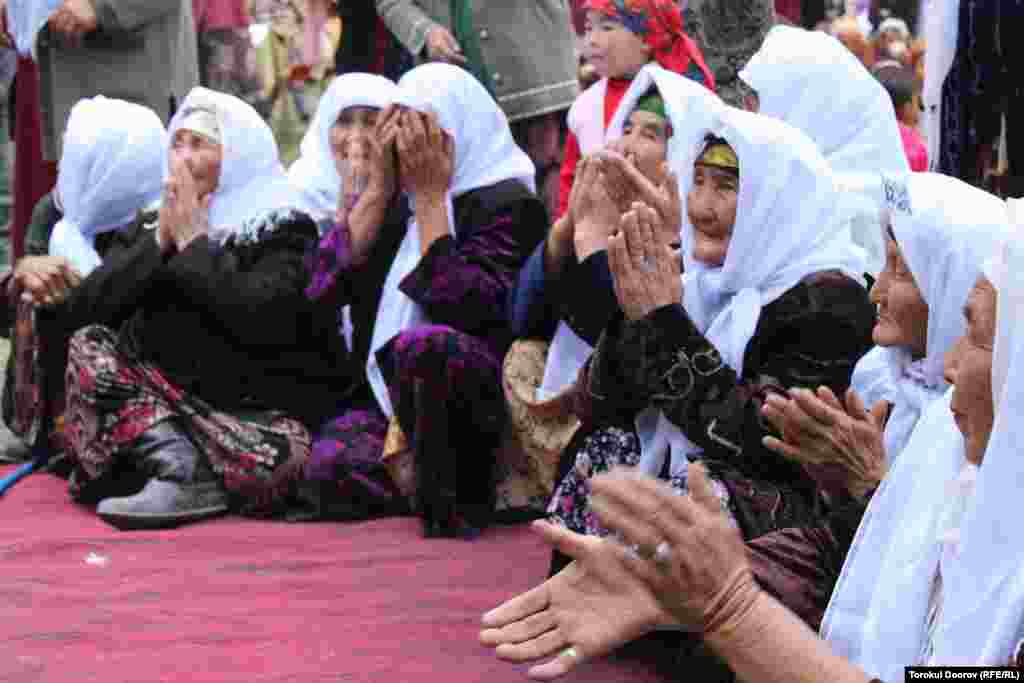 Почетные гостьи.