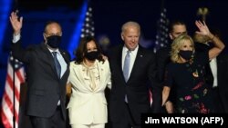 Харрис с мужем (слева) и Байден с женой (справа).