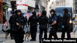 Поліцейські неподалік від місця різанини на Лондонському мосту