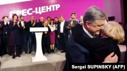 Президент України Петро Порошенко і народна артистка, Герой України Ада Роговцева під час брифінгу, на якому Порошенко заявив, що залишатиметься в політиці разом зі своєю командою. Київ, 21 квітня 2019 року