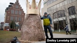 Александр Правдин возле своей работы, 3-тонного камня с короной под названием "Памятник президенту России Владимиру Путину", в поселке Сиверский. Март, 2020 