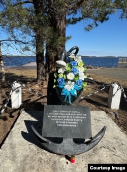 Памятник в деревне Уя