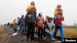 پناهجویان در مجارستان تلاش می‌کنند که با پای پیاده، اتوبوس یا قطار خود را به دیگر کشورهای اروپایی بویژه آلمان برسانند.