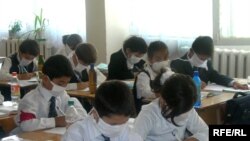 Tошкент шаҳридаги аксар мактабларда ўқувчи ва ўқитувчиларнинг саккиз қаватли дока ниқоб тутиб дарс ўтаëтгани айтилмоқда.