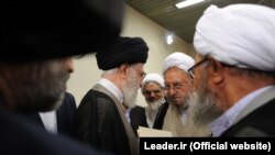 ابراهیم امینی (دومین نفر از راست) در دیدار با علی خامنه‌ای، رهبر جمهوری اسلامی