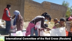 Radnici i volonteri Međunarodnog crvenog krsta dostavljaju hranu i ostale potrepštine stanovnicima Tigraja, Etiopija (6. januar 2021.)