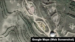 Один із куполів на Тепе-Оба розташований окремо від основної позиції, поруч розташовані два кунги. Скриншот супутникової карти Google