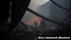 У ДСНС повідомляють, що у результаті влучання виникли пожежі, які рятувальники оперативно ліквідували