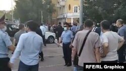 Feminita  жиыны өткен орынды қоршап тұрған полицейлер мен жиынның өтуіне қарсы адамдар. Қарағанды, 28 шілде, 2021 жыл.