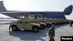 Один із видів нелетальної військової допомоги США Україні – бронеавтомобілі Humvee. Перша партія прибула у березні 2015 року