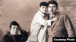 Міржақып Дулатов, Ғайнижамал Дулатова және  қыздары Гүлнар. Орынбор қаласы, 1923 жыл. 