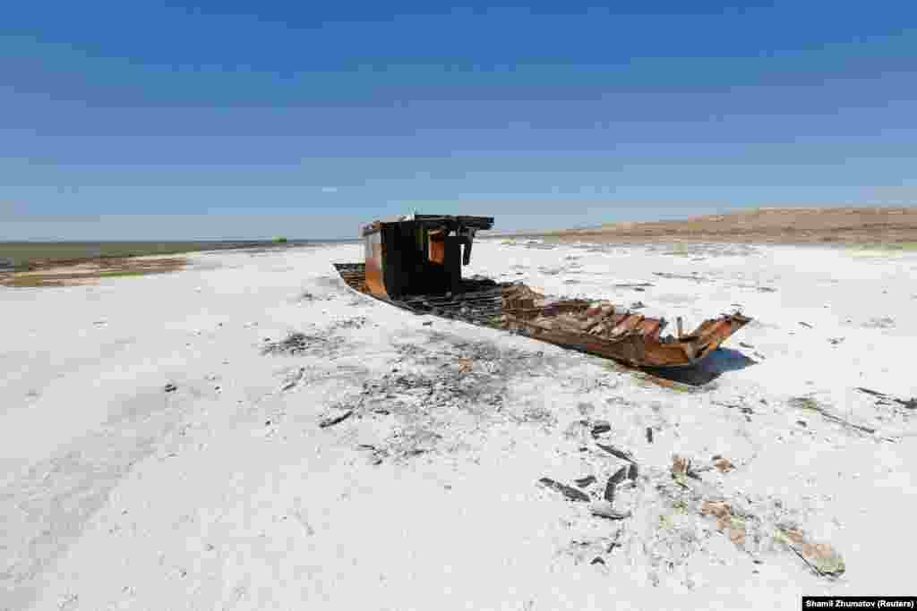 Арал теңізінің тартылған бөлігінде қалған балықшылар қайығының қаңқасы.