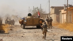 نیروهای عراقی در حال پیشروی در حومه تل‌عفر در روز پنجشنبه دوم شهریور