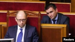 Новы міністар замежных спраў Паўло Клімкін і прэм'ер-міністар Арсені Яцанюк на паседжаньні Вярхоўнай Рады Ўкраіны 2 сьнежня.