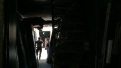 Торговцы у контейнера, где продают межкомнатные двери.