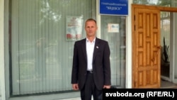 Леанід Аўтухоў на ганку віцебскай тэлерадыёкампаніі