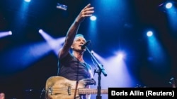 Багаторазовий лауреат премії «Греммі» назвав війну Росії проти України «кривавим та жахливо хибним рішенням однієї людини вторгнутися до мирного незагрозливого сусіда»