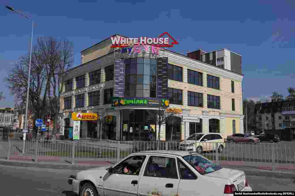 У выніку абстрэлу пацярпеў гандлёвы цэнтар на Гастомельскай шашы. Цяпер гэты будынак адноўлены. Пашкоджаныя абстрэлам жылыя шматпавярховікі ззаду разабралі.Зьлева — фота 7 красавіка 2022 году, справа — з сакавіка 2025 году