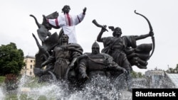 Скульптура на плошчы Незалежнасьці ў Кіеве, архіўнае фота