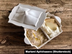 «تساتسیوی» را با «قمی» که از آرد ذرت درست می‌کنند و یکی از پنیرهای محلی گرجستان می‌خورند.