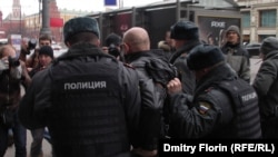 Мамдуманын жанында өткөн митингдин активисттерин полиция кармап кетти, 11-апрель, 2012