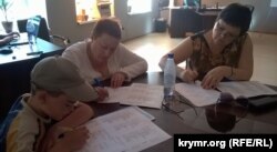 Занятия на курсах по изучению крымскотатарского языка в Духовно-культурном центре крымских татар в Херсоне