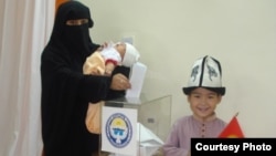 Граждане Кыргызстана голосуют на президентских выборах в посольстве КР в Пакистане, 30 октября 2011 года.