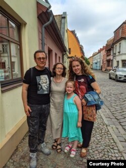 Сабіна Брыло ў Клайпэдзе, з Гінтарасам Граяўскасам і яго сям’ёй, ліпень 2021