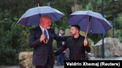 Президент України Володимир Зеленський (п) у Тирані, 16 травня 2025 року