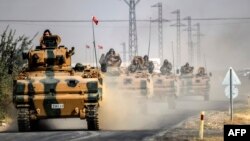 Թուրքական տանկային շարասյունը ուղևորվում է դեպի թուրք-սիրիական Ջարաբլուս բնակավայր, 25-ը օգոստոսի, 2016թ․