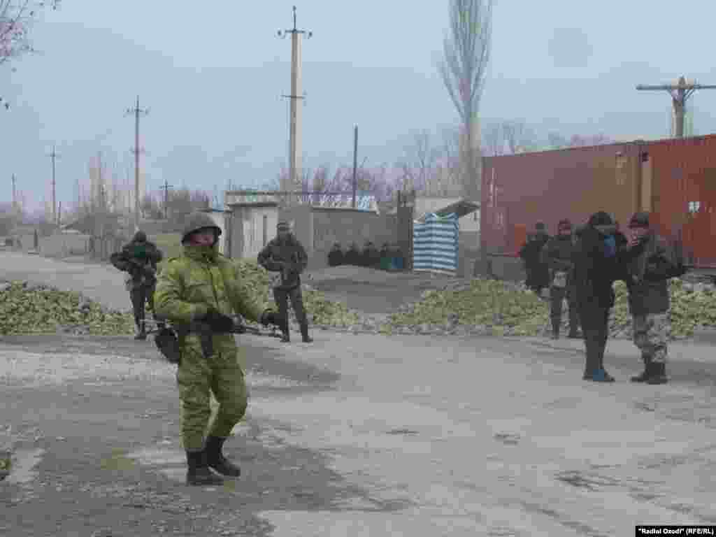 Эти фотографии сделаны с таджикской стороны Таджикской службой РСЕ/РС