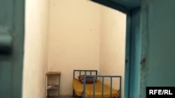 Түрменің тілдесуге арналған терезесі. Көрнекі сурет.  