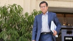 عبدالناصر همتی، رئیس بانک مرکزی ایران، می‌گوید حذف ۴ صفر از پول ملی «پاسخ به عرف» است.