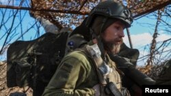 Ուկրաինացի զինծառայողը D-20 հաուբիցի մոտ՝ Դոնեցկի տարածաշրջանում, 12-ը մարտի, 2024թ.