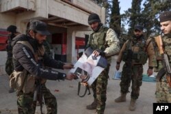 Паўстанцы паляць партрэты Башара Асада