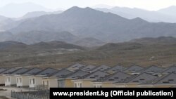 Былтыр сентябрда Баткендеги Лейлек району менен чектеш аймактарда Тажикстандын чек арачылары он чакты кыргызстандыкты кармаган.