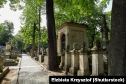 Каменная алея паміж магіламі на Старых Павонзкіх могілках. Ілюстрацыйнае фота