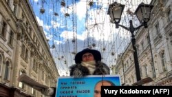 Активіст роздає летючки на підтримку кандидата у президенти Володимира Путіна в центрі Москви 16 березня 2018 року