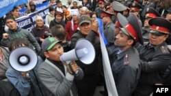 Камактагы депутаттарды колдогон митинг, 17-октябрь, 2012-жыл