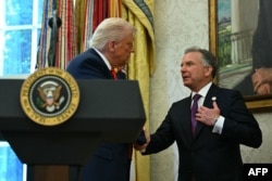 Президент США Дональд Трамп тисне руку своєму старшому раднику та спеціальному посланнику Стіву Віткоффу у Білому домі. Вашингтон, США. 6 травня 2025 року