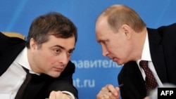 Російський президент Володимир Путін радиться зі своїм помічником Владиславом Сурковим під час зустрічі на Уралі,13 лютого 2012 року