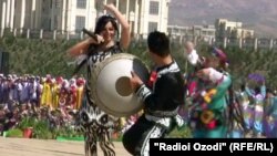 Шабнами Сурайё дар Наврӯзи соли 2011 тарона иҷро кард, вале онро аз телевизион намоиш надоданд... 