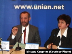 Пресконференція в УНІАН. Микола Сварник спільно з Раїсою Кравченко, виконавчою директоркою ВГО «Коаліція захисту прав інвалідів та осіб з інтелектуальною недостатністю», 2000-і роки