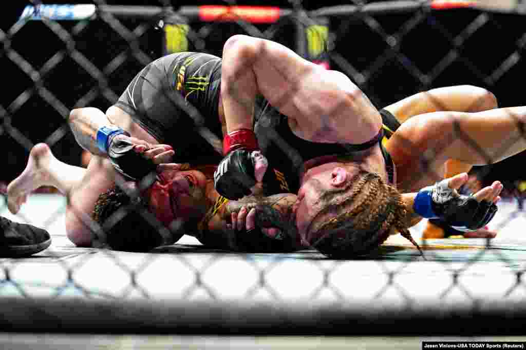 Экинчи раундда Валентина атаандашы Жесиканы жерге жыгып, катар-катар сокку уруп жатканда калыстар беттешти токтотту.