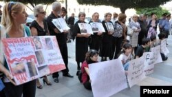 Զոհված զինվորները ծնողները բողոքի ակցիա են անցկացնում կառավարության շենքի դիմաց, 15 սեպտեմբեր, 2011