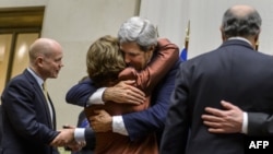 جان کری و کاترین اشتون؛ در پشت آنها وزیر خارجه بریتانیا