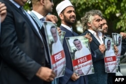 Stambul. Protestçiler Saud Arabystanynyň konsullygynyň öňünde protest bildirýär. 5-nji oktýabr, 2018.