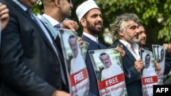 Саудиянын Стамбулдагы консулдугунун алдындагы нааразылык акциясы. 5-октябрь 2018-жыл.